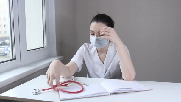 Cansado Médico Segurando Mão Sobre Cabeça Hospital Por Causa Epidemia — Vídeo de Stock