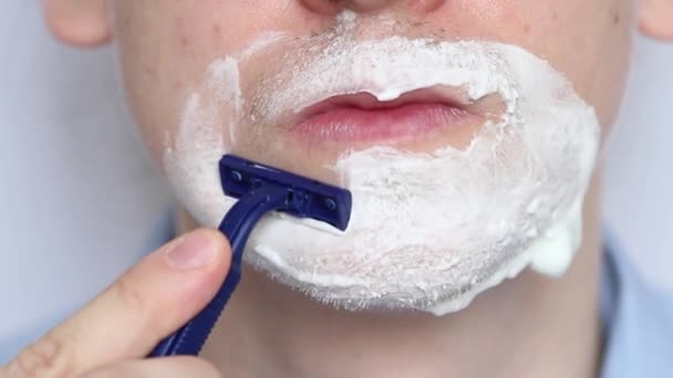 Man shaving with foam and manual razer. Close up of man shaving beard. — Stock Video