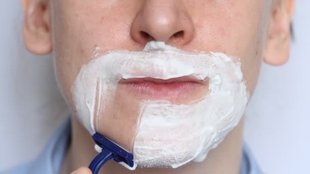 Man Shaving Foam Manual Razer Close Man Shaving Beard — Stock Video