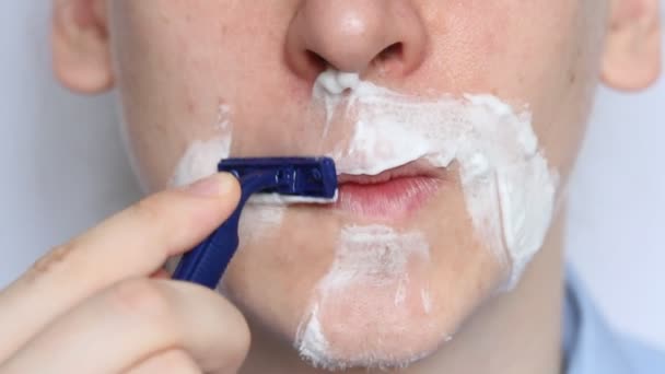 Man Shaving Foam Manual Razer Close Man Shaving Beard — Stock Video