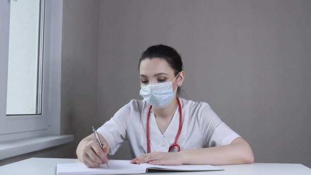 Dokter Viroloog Wetenschapper Schrijft Toont Poster Met Stay Home Teken — Stockvideo