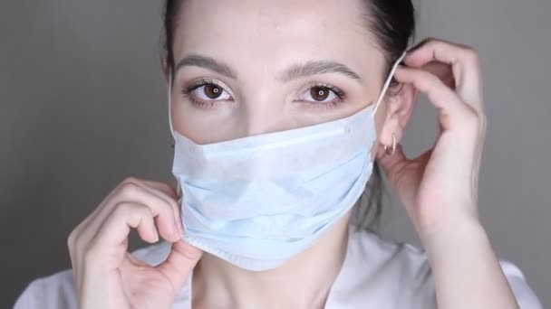 Virüs Enfeksiyonunun Önlenmesi Korunması Için Tıbbi Maske Takan Kadın — Stok video