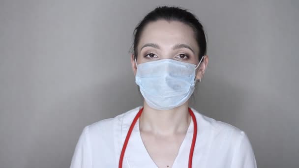 Doktor Virolog Bilim Adamı Evde Kal Işareti Olan Bir Poster — Stok video