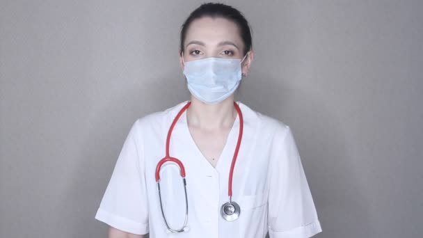 Dokter Viroloog Wetenschapper Toont Poster Met Blijf Thuis Teken Vraag — Stockvideo