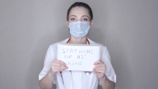 Γιατρός Ιολόγος Επιστήμονας Δείχνει Αφίσα Μείνετε Σπίτι Υπογράψει Και Ζητήσει — Αρχείο Βίντεο