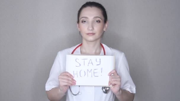 Arzt Virologe Wissenschaftler Zeigt Ein Plakat Mit Dem Schild Bleib — Stockvideo
