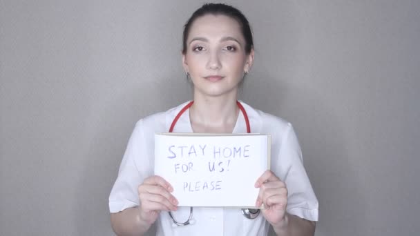 ウイルス学者 科学者は家にいるサイン入りのポスターを見せ 家にいるように依頼します 自宅の隔離 予防Covid コロナウイルス発生状況 — ストック動画