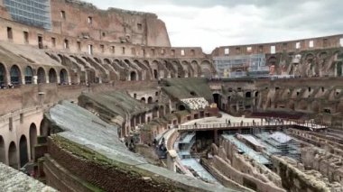 Roma, İtalya 28 Ocak 2020 'de kurulmuş. Yağmurlu bir günde Colosseum 'un iç kısımlarına bakın. İtalya, Roma 'daki Kolezyum' da turistler yürüyor