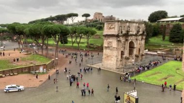 Roma, İtalya 28 Ocak 2020 'de kurulmuş. Antik Roma Forumu 'nu harabeye çevirdi. Turistler yağmurlu bir günde İtalya 'nın merkezindeki Roma forumunda yürürler. Tarihsel Avrupa mimarisi.