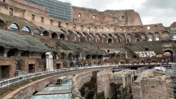 Řím Itálie Června2020 Pohled Interiéru Kolosea Deštivého Dne Turisté Procházka — Stock video