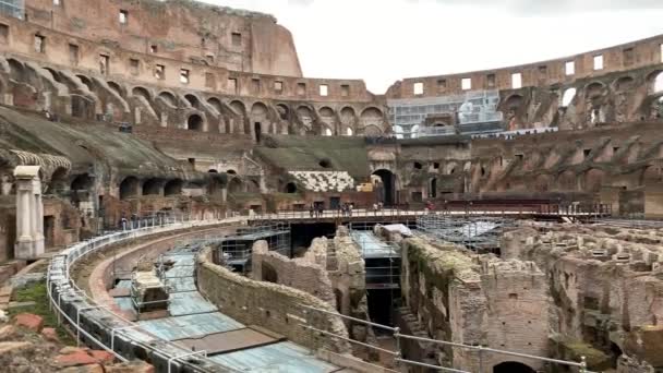 Rome Italien Januari 2020 Utsikt Colosseum Regnig Dag Turister Går — Stockvideo