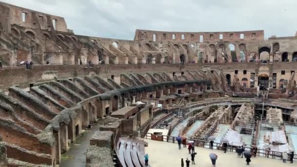 Rome Italien Januari 2020 Utsikt Colosseum Regnig Dag Turister Går — Stockvideo