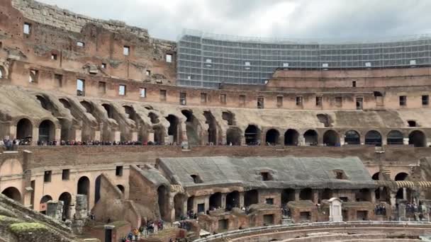 Rome Italien Januari 2020 Utsikt Colosseum Regnig Dag Turister Går — Stockvideo