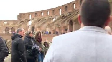 Roma, İtalya 28 Ocak 2020 'de kurulmuş. Yağmurlu bir günde Colosseum 'un iç kesimlerine bakış zamanı. İtalya, Roma 'daki Kolezyum' da turistler yürüyor