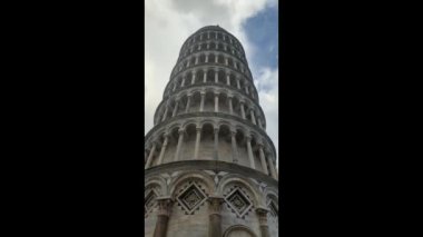 PISA, İtalya - 27 HAZİRAN 2020. Şiddetli yağmurda Eğik Pisa Kulesi. İtalya 'nın istenmeyen, eğimli ve seyahat yeri olarak bilinen ünlü beyaz çan kulesi.