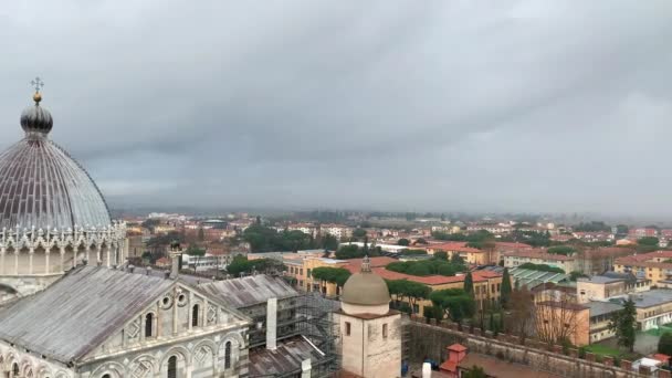 Pisa イタリア 2020年1月27日イタリア トスカーナ州ピサの空中写真 歴史的にも文化的にも豊かなイタリアの町の中心 雨の中の美しい旧市街 — ストック動画
