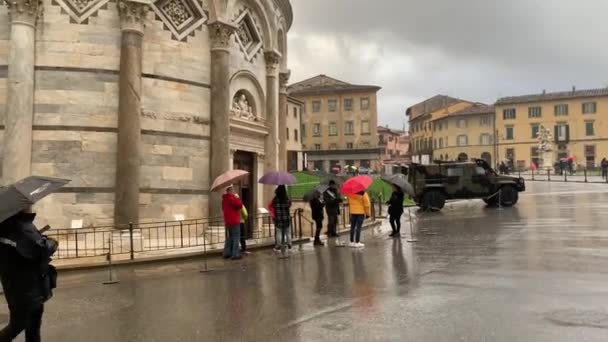 Pisa Italy January 2020 在大雨中 比萨斜塔倾斜 以意外倾斜而闻名世界的著名的白色斜塔 意大利旅游目的地 — 图库视频影像