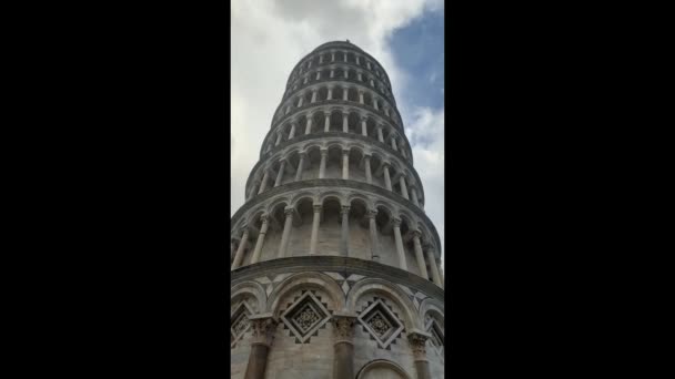 Pisa イタリア 2020年1月27日 大雨の中でピサの斜塔 イタリアの意図しない傾き 旅行先で世界的に知られている有名な白い傾きの鐘楼 — ストック動画