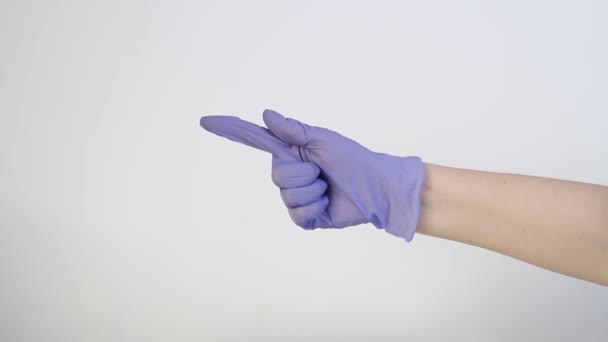 Ręka Niebieskiej Rękawiczce Białym Tle Pokazuje Różne Gesty Kciuk Górę — Wideo stockowe