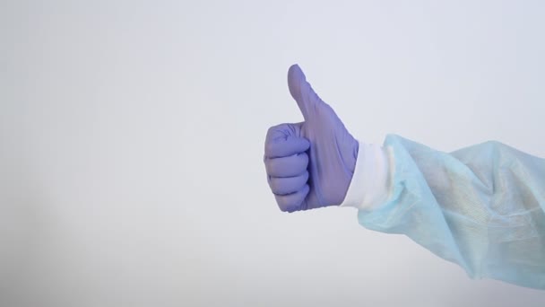 Χέρι Μπλε Γάντι Λευκό Φόντο Δείχνει Διαφορετικές Χειρονομίες Αντίχειρας Επάνω — Αρχείο Βίντεο