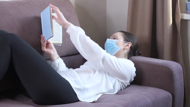 Mujer Joven Con Mascarilla Protectora Leyendo Libro Pandemia Coronavirus Quedarse — Vídeos de Stock