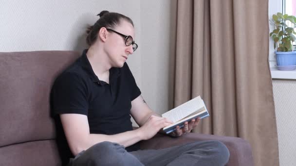 Νεαρός Προστατευτική Μάσκα Προσώπου Που Διαβάζει Ένα Βιβλίο Πανδημία Του — Αρχείο Βίντεο