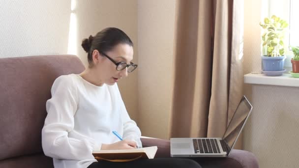 Jovem Mulher Está Ouvindo Aula Line Webinar Escrever Notas Pandemia — Vídeo de Stock