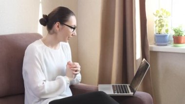 Genç kadın blogger cep telefonuyla video kaydediyor. Kadın blogcu yayın yapıyor. Yaşam tarzı ve kendini karantina konsepti