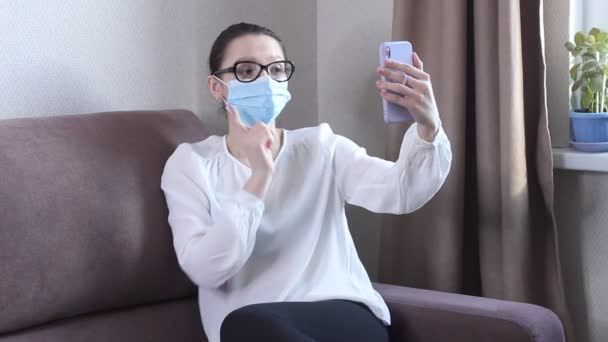 Bloguera Joven Que Usa Mascarilla Protectora Está Grabando Video Teléfono — Vídeos de Stock