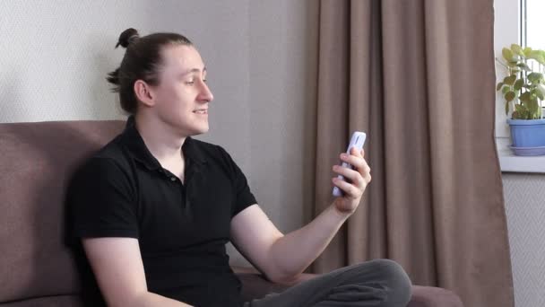 Genç Adam Blogger Cep Telefonuyla Video Kaydediyor Erkek Blogcu Akışı — Stok video