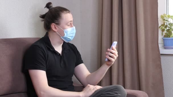 Jongeman Blogger Met Beschermend Gezichtsmasker Video Aan Het Opnemen Mobiele — Stockvideo