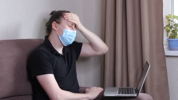 Młody Bloger Noszący Maskę Ochronną Nagrywa Wideo Przez Telefon Komórkowy — Wideo stockowe