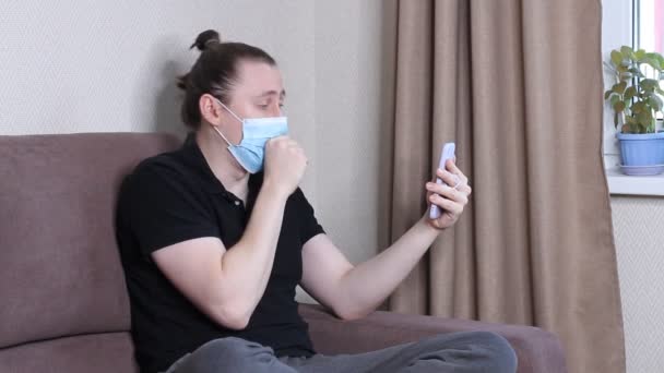 Jongeman Blogger Met Beschermend Gezichtsmasker Video Aan Het Opnemen Mobiele — Stockvideo