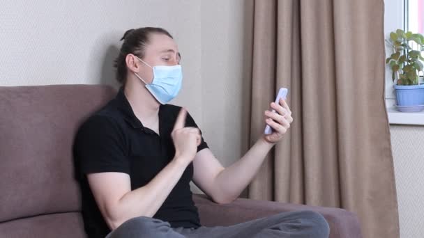 Jongeman Blogger Met Beschermend Gezichtsmasker Video Aan Het Opnemen Mobiele — Stockvideo