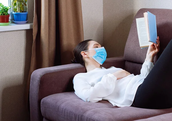 Jonge Vrouw Met Beschermend Gezichtsmasker Die Een Boek Leest Coronavirus — Stockfoto