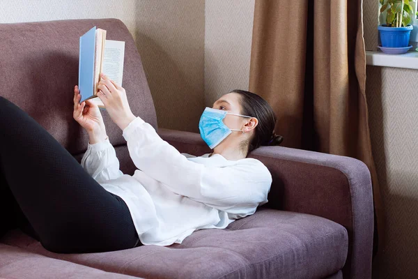 Jonge Vrouw Met Beschermend Gezichtsmasker Die Een Boek Leest Coronavirus — Stockfoto