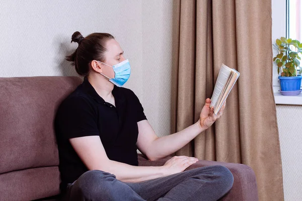 Ung Man Med Skyddande Ansiktsmask Läser Bok Coronavirus Pandemi Stanna — Stockfoto