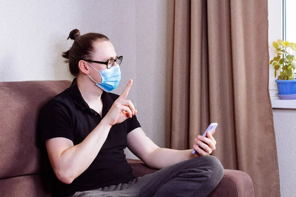 Ung Man Bloggare Bär Skyddande Ansiktsmask Att Spela Video Mobiltelefon — Stockfoto