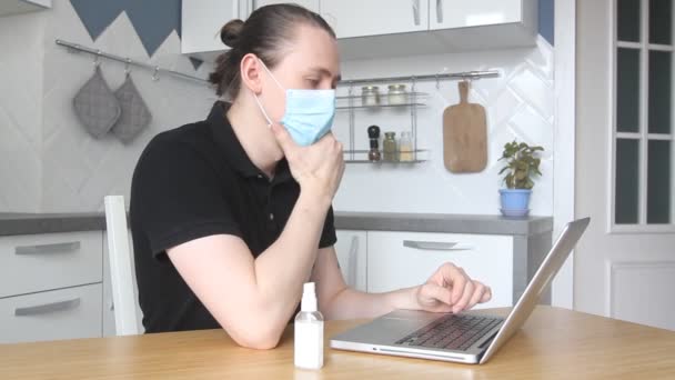 Νεαρός Ελεύθερος Επαγγελματίας Φορώντας Ιατρική Μάσκα Εργάζονται Freelance Από Σπίτι — Αρχείο Βίντεο