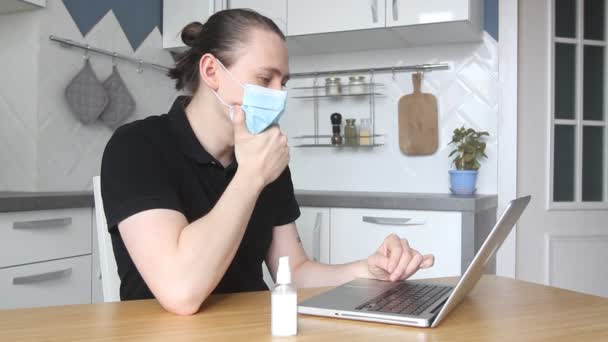 Joven Freelancer Con Máscara Médica Trabajando Freelance Desde Casa Escribiendo — Vídeo de stock