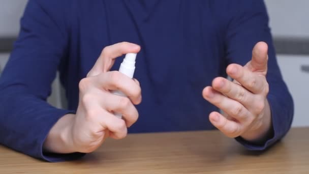Mann Reinigt Hände Mit Antiseptischem Fläschchen Sprühen Verhinderung Der Ausbreitung — Stockvideo