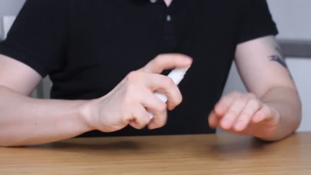 Homem Limpa Mãos Com Spray Séptico Prevenção Propagação Bactérias Vírus — Vídeo de Stock