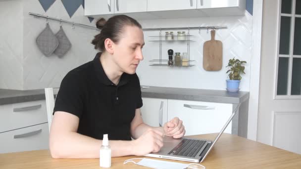 Ung Man Bloggare Bär Skyddande Ansiktsmask Och Spelar Video Laptop — Stockvideo