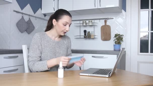 Jonge Vrouw Blogger Draagt Beschermende Gezichtsmasker Neemt Video Webcam Van — Stockvideo