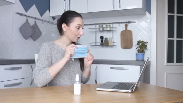 Mujer Joven Blogger Lleva Máscara Protectora Graba Vídeo Por Webcam — Vídeo de stock