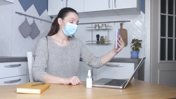 Giovane Blogger Donna Che Indossa Maschera Protettiva Registrazione Video Sul — Video Stock