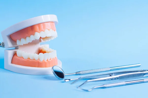 Detailní Makro Fotografování Zubů Model Zubními Nástroji Modrém Pozadí Koncept — Stock fotografie