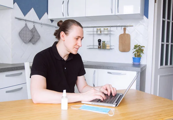 Young Man Freelancer Wearing Medical Mask Working Freelance Home Typing — Stock Photo, Image