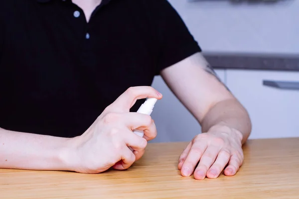 Homme Nettoie Les Mains Avec Une Pulvérisation Bouteille Antiseptique Prevention — Photo