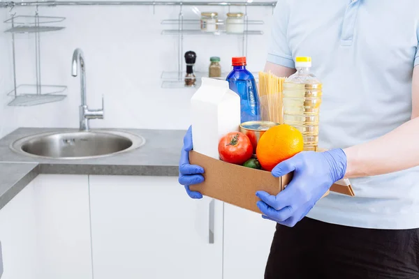 Courier Luvas Médicas Proteção Entrega Caixa Com Conjunto Vegetais Crus — Fotografia de Stock